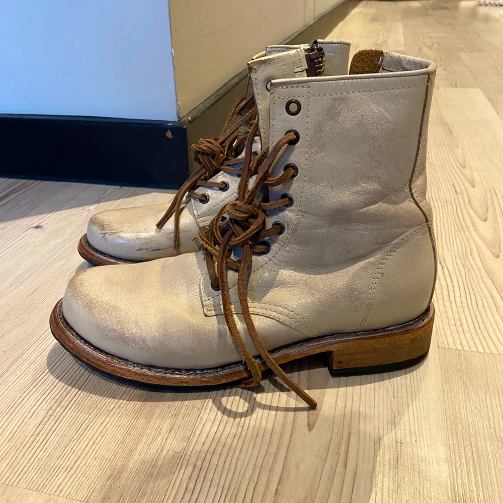 Free bird ‘Manchester’ boot in size 9.